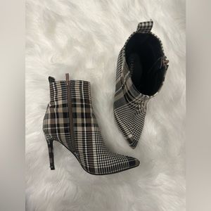 Le chateau heeled booties. Great condition, minimal wear. Zipper on the sides.